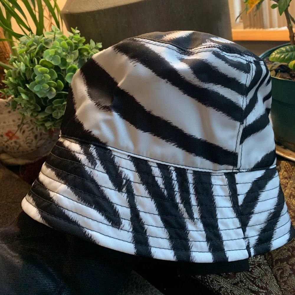 Authentic DOLCE & GABBANA ZEBRA PRINT DG LOGO BUCKET HAT - Picture 8 of 14